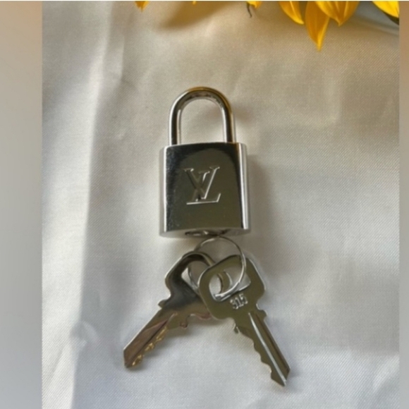 🔹️LOUIS VUITTON🔹️ #️⃣ 3️⃣1️⃣5️⃣  Silver Lock with 2 KEYS + COA ✨️ - Picture 8 of 9